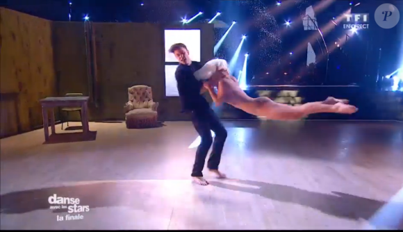 Loïc Nottet, magistral avec Denitsa sur Chandelier de Sia, dans la finale de Danse avec les stars sur TF1, le mercredi 23 décembre 2015.