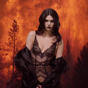 Kendall Jenner, ultrasexy en sous-vêtements - Jour 24 du LOVE Advent 2015. Film réalisé par James Lima.