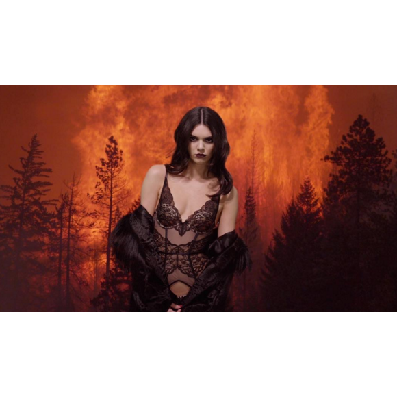 Kendall Jenner, ultrasexy en sous-vêtements - Jour 24 du LOVE Advent 2015. Film réalisé par James Lima.
