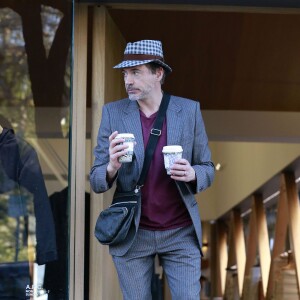 Exclusif - Robert Downey Jr fait du shopping sur Melrose avenue à Los Angeles le 16 décembre 2015. © CPA / Bestimage