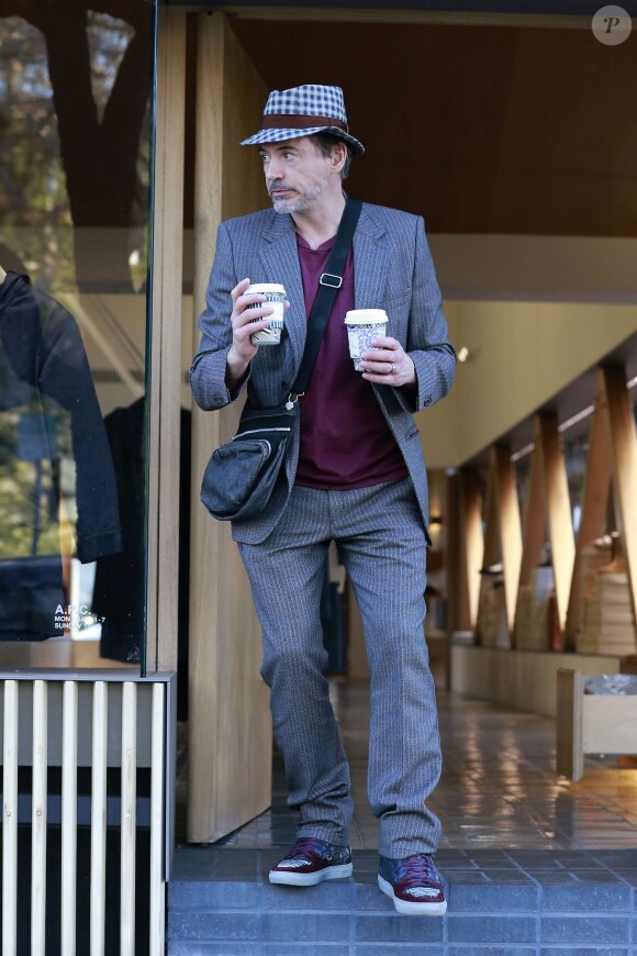 Exclusif - Robert Downey Jr fait du shopping sur Melrose avenue à Los Angeles le 16 décembre 2015. © CPA / Bestimage