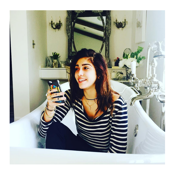 Lourdes, la fille de Madonna porte l'inscription MOM sur les doigts / photo postée sur Instagram, le 25 décembre 2015.