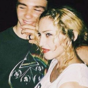 Madonna a publié une photo d'elle en compagnie de son fils Rocco, lui souhaitant un joyeux Noël et assurant qu'il est "le soleil de sa vie", sur sa page Instagram, le 25 décembre 2015.