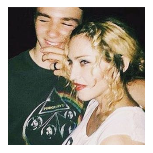 Madonna a publié une photo d'elle en compagnie de son fils Rocco, lui souhaitant un joyeux Noël et assurant qu'il est "le soleil de sa vie", sur sa page Instagram, le 25 décembre 2015.