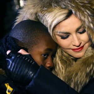 Exclusif - Prix spécial - No Web No Blog - Madonna se recueille avec son fils David Banda sur la place de la République vers 1h00 du matin après son concert à l'AccorHotels Arena (Bercy) à Paris le 9 décembre 2015.