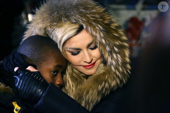 Exclusif - Prix spécial - No Web No Blog - Madonna se recueille avec son fils David Banda sur la place de la République vers 1h00 du matin après son concert à l'AccorHotels Arena (Bercy) à Paris le 9 décembre 2015.