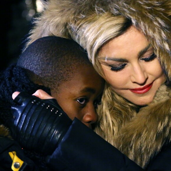 Exclusif - Prix spécial - No Web No Blog - Madonna se recueille avec son fils David Banda sur la place de la République vers 1h00 du matin après son concert à l'AccorHotels Arena (Bercy) à Paris le 9 décembre 2015.