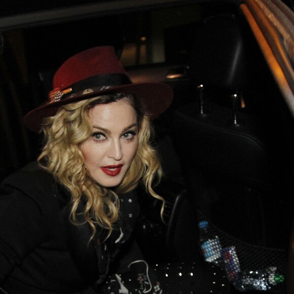 Madonna de sortie avec ses enfants Rocco et Mercy dans les rues de Barcelone, le 23 novembre 2015