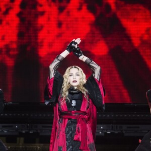 Attentats de Paris: Madonna chante La vie en rose en larmes lors de son concert à Tele2 Arena à Stockholm, le 14 novembre 2015
