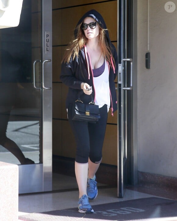 Exclusif - Isla Fisher et son compagnon Sacha Baron Cohen à la sortie d'un immeuble à Beverly Hills, le 29 octobre 2015