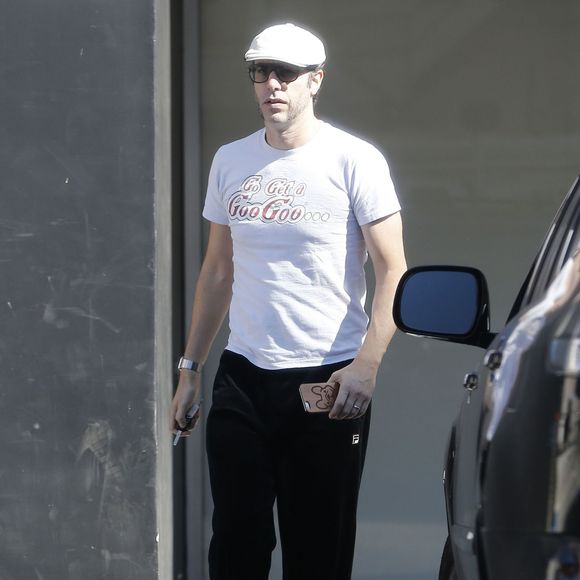Exclusif - Isla Fisher et son compagnon Sacha Baron Cohen à la sortie d'un immeuble à Beverly Hills, le 29 octobre 2015