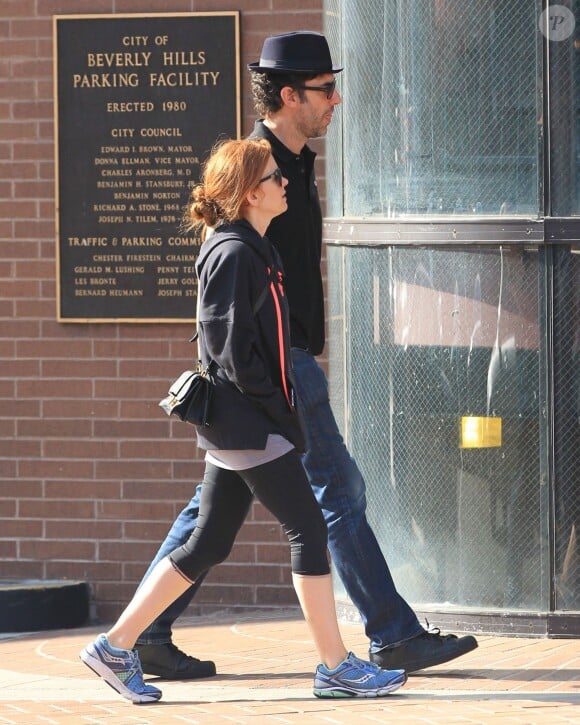 Sacha Baron Cohen et sa femme Isla Fisher surpris en flagrant délit de balade en couple à Beverly Hills le 23 octobre 2015.