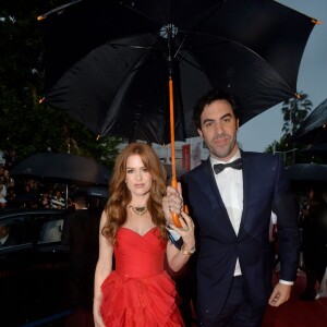 Isla Fisher et Sasha Baron Cohen arrivent pour la projection de The Great Gatsby au Palais des Festivals à Cannes, le 15 mai 2013