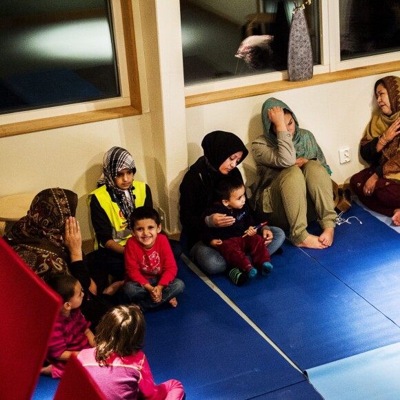 Exclusif - Réfugiés Syriens (dont la famille Alzeidawi - Noor, Amar et leurs deux petits garçons - 3 membres de leur famille sont morts lorsque leur bateau a coulé dans la nuit du 13 septembre 2015) accueillis dans la station de ski de Riksgränsen, au nord de la Suède. Le bureau pour l'immigration a ouvert un centre pour 580 personnes.
