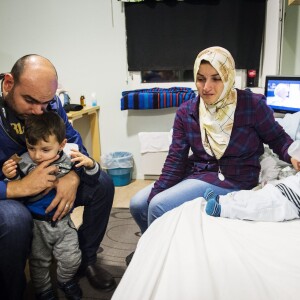 Exclusif - Réfugiés Syriens (dont la famille Alzeidawi - Noor, Amar et leurs deux petits garçons - 3 membres de leur famille sont morts lorsque leur bateau a coulé dans la nuit du 13 septembre 2015) accueillis dans la station de ski de Riksgränsen, au nord de la Suède. Le bureau pour l'immigration a ouvert un centre pour 580 personnes.