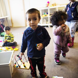 Exclusif - Réfugiés Syriens (dont la famille Alzeidawi - Noor, Amar et leurs deux petits garçons - 3 membres de leur famille sont morts lorsque leur bateau a coulé dans la nuit du 13 septembre 2015) accueillis dans la station de ski de Riksgränsen, au nord de la Suède. Le bureau pour l'immigration a ouvert un centre pour 580 personnes.