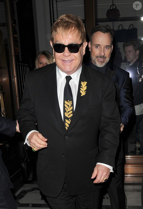 Elton John et son mari David Furnish à une soirée au flagship Burberry à Londres, le 3 novembre 2015.
