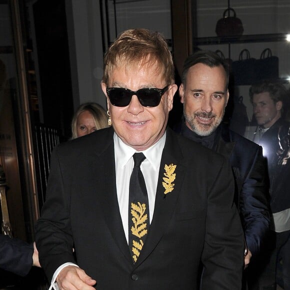 Elton John et son mari David Furnish à une soirée au flagship Burberry à Londres, le 3 novembre 2015.