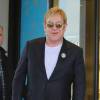 Elton John à Barney's New York, à Los Angeles, le 22 décembre 2015