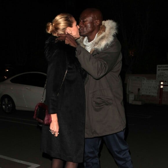 Heidi Klum et son ex mari Seal emmènent leurs enfants Henry, Johan, Leni, et Lou diner au restaurant «Matsuhisa» pour Noël à Beverly Hills. Heidi et Seal se font un "smack" avant de se quitter! Le 24 décembre 2015