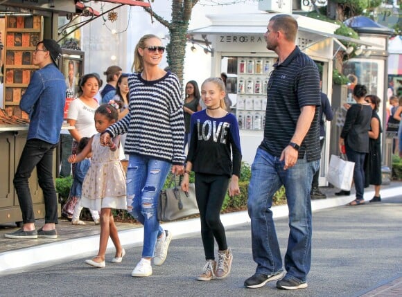 Le top Model Heidi Klum fait du shopping en famille à Los Angeles avec ses enfants Johan, Leni, et Lou ainsi que ses parents Erna et Gunther le 21 novembre 2015. © CPA/Bestimage