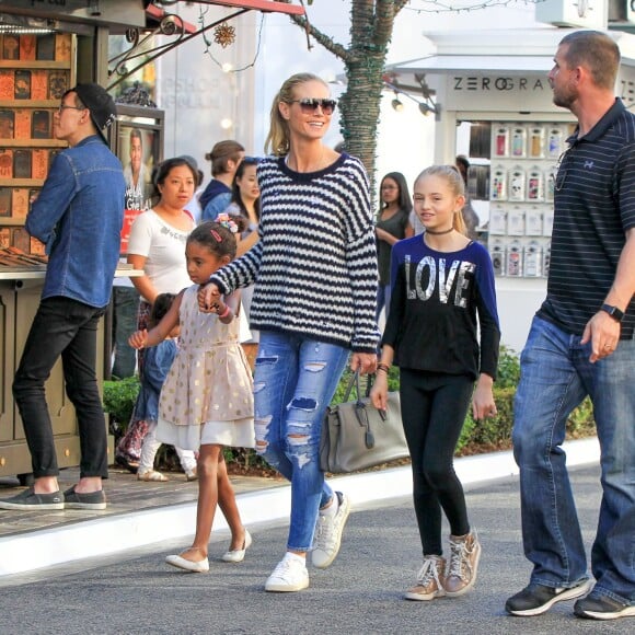 Le top Model Heidi Klum fait du shopping en famille à Los Angeles avec ses enfants Johan, Leni, et Lou ainsi que ses parents Erna et Gunther le 21 novembre 2015. © CPA/Bestimage