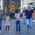 Le top Model Heidi Klum fait du shopping en famille à Los Angeles avec ses enfants Johan, Leni, et Lou ainsi que ses parents Erna et Gunther le 21 novembre 2015.  © CPA/Bestimage