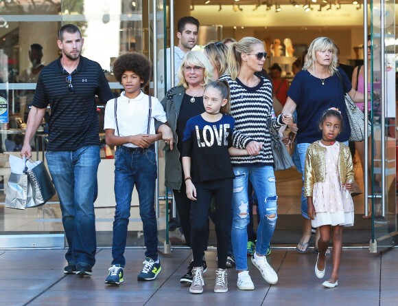 Le top Model Heidi Klum fait du shopping en famille à Los Angeles avec ses enfants Johan, Leni, et Lou ainsi que ses parents Erna et Gunther le 21 novembre 2015. © CPA/Bestimage