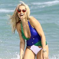 Rita Ora : Sexy en maillot de bain, elle s'éclate à la plage !