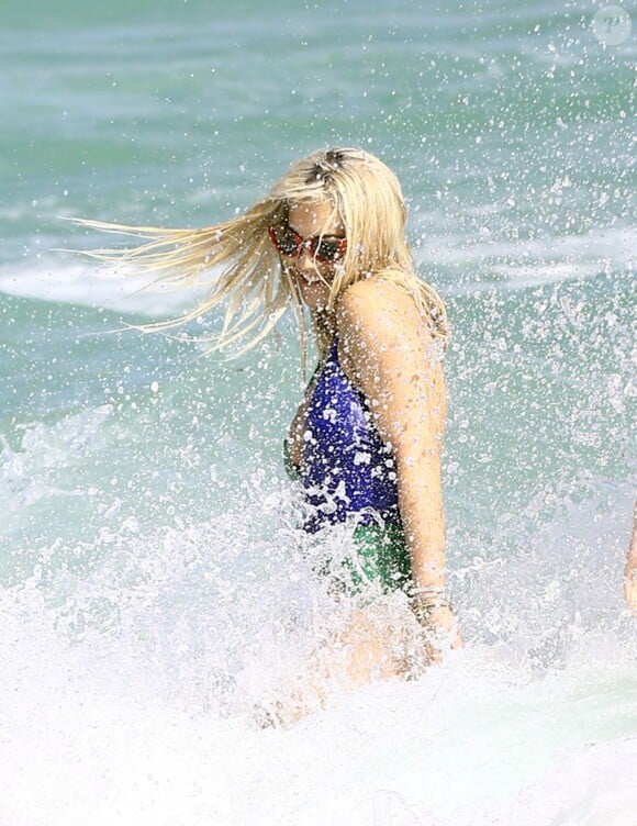 La star Rita Ora profite de la plage à Miami, le 28 décembre 2015.