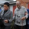 Bill Cosby et son épouse Camille quittent la cour du comté de Montgomery à Cheltenham en Pennsylvanie, le 30 décembre 2015.