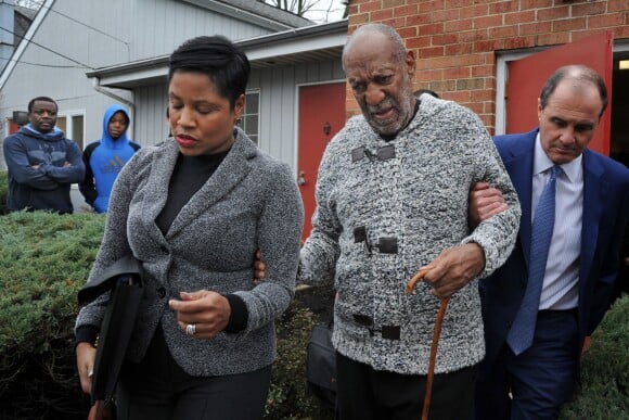 Bill Cosby et son épouse Camille quittent la cour du comté de Montgomery à Cheltenham en Pennsylvanie, le 30 décembre 2015.