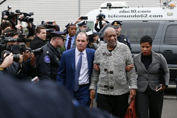 Bill Cosby et son épouse Camille quittent la cour du comté de Montgomery à Cheltenham en Pennsylvanie, le 30 décembre 2015.