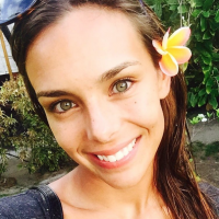 Marine Lorphelin à Tahiti : Selfie sans maquillage et baignade avec les requins