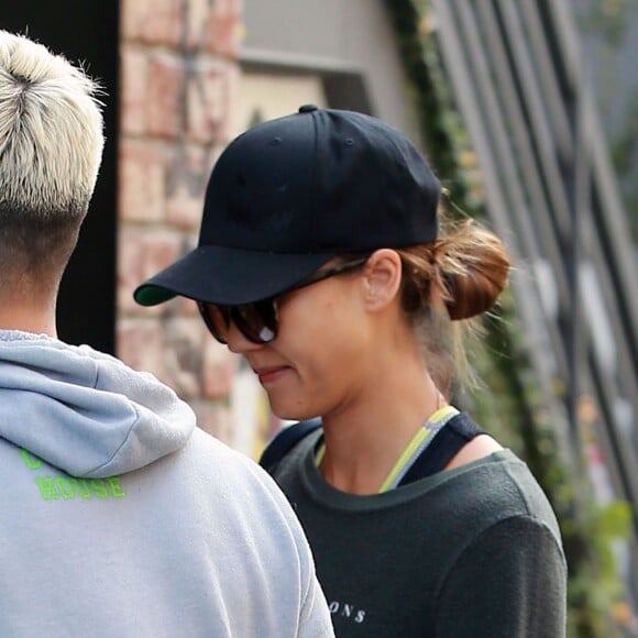 Jessica Alba arrive à son cours de gym à Los Angeles, le 3 janvier 2016. J