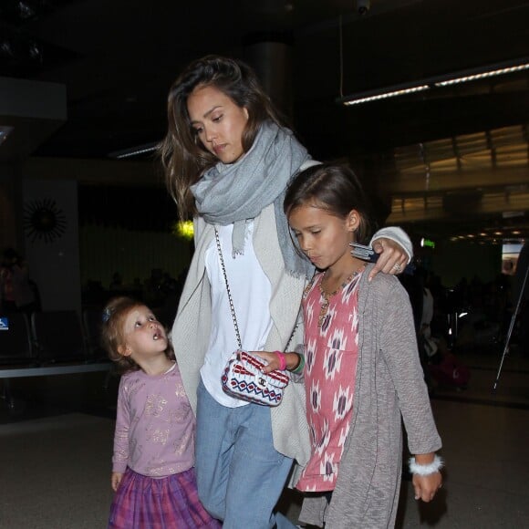 Jessica Alba à l'aéroport de Lax avec ses filles Honor et Haven ainsi que son mari Cash Warren qui marche avec des béquilles à Los Angeles le 2 janvier 2016.