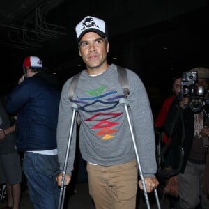 Jessica Alba à l'aéroport de Lax avec ses filles Honor et Haven ainsi que son mari Cash Warren qui marche avec des béquilles à Los Angeles le 2 janvier 2016.