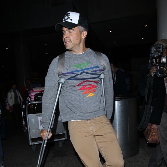 Jessica Alba à l'aéroport de Lax avec ses filles Honor et Haven ainsi que son mari Cash Warren qui marche avec des béquilles à Los Angeles le 2 janvier 2016.  Please hide children face prior publication - Jessica Alba is spotted at LAX airport with her daughters Honor and Haven as well as husband Cash Warren who was on crutches on January 2, 2016.02/01/2016 - Los Angeles