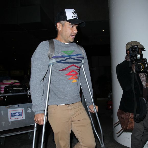 Jessica Alba à l'aéroport de Lax avec ses filles Honor et Haven ainsi que son mari Cash Warren qui marche avec des béquilles à Los Angeles le 2 janvier 2016.  Please hide children face prior publication - Jessica Alba is spotted at LAX airport with her daughters Honor and Haven as well as husband Cash Warren who was on crutches on January 2, 2016.02/01/2016 - Los Angeles