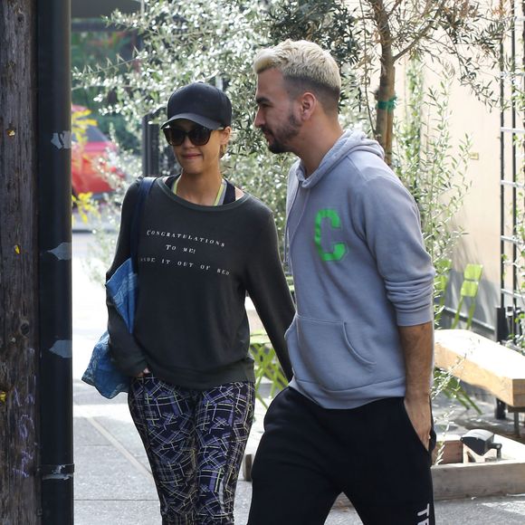 Jessica Alba arrive à son cours de gym à Los Angeles, le 3 janvier 2016. J