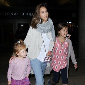 Jessica Alba à l'aéroport de Lax avec ses filles Honor et Haven ainsi que son mari Cash Warren qui marche avec des béquilles à Los Angeles le 2 janvier 2016.