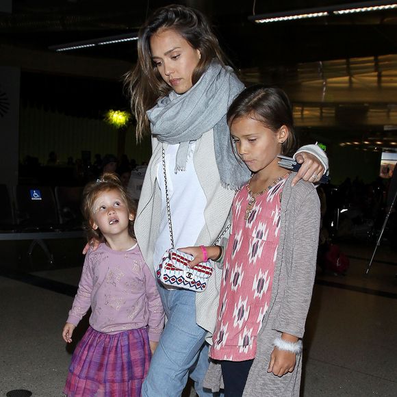 Jessica Alba à l'aéroport de Lax avec ses filles Honor et Haven ainsi que son mari Cash Warren qui marche avec des béquilles à Los Angeles le 2 janvier 2016.