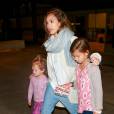 Jessica Alba à l'aéroport de Lax avec ses filles Honor et Haven ainsi que son mari Cash Warren qui marche avec des béquilles à Los Angeles le 2 janvier 2016.