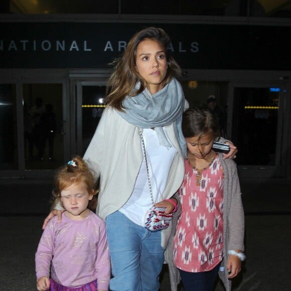 Jessica Alba à l'aéroport de Lax avec ses filles Honor et Haven ainsi que son mari Cash Warren qui marche avec des béquilles à Los Angeles le 2 janvier 2016.