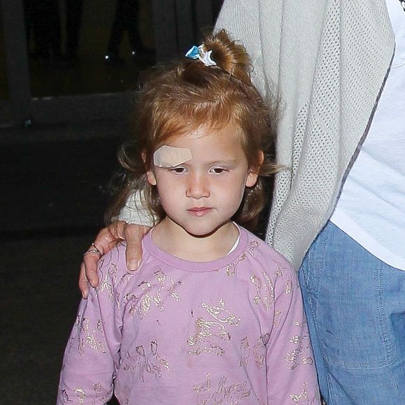 Jessica Alba à l'aéroport de Lax avec ses filles Honor et Haven ainsi que son mari Cash Warren qui marche avec des béquilles à Los Angeles le 2 janvier 2016.