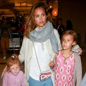 Jessica Alba à l'aéroport de Lax avec ses filles Honor et Haven ainsi que son mari Cash Warren qui marche avec des béquilles à Los Angeles le 2 janvier 2016.