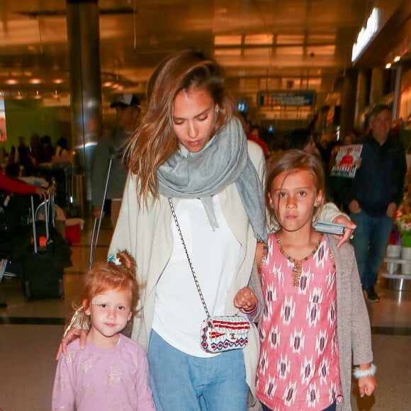 Jessica Alba à l'aéroport de Lax avec ses filles Honor et Haven ainsi que son mari Cash Warren qui marche avec des béquilles à Los Angeles le 2 janvier 2016.