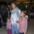 Jessica Alba à l'aéroport de Lax avec ses filles Honor et Haven ainsi que son mari Cash Warren qui marche avec des béquilles à Los Angeles le 2 janvier 2016.