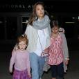 Jessica Alba à l'aéroport de Lax avec ses filles Honor et Haven ainsi que son mari Cash Warren qui marche avec des béquilles à Los Angeles le 2 janvier 2016.