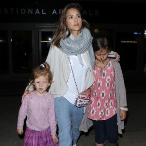 Jessica Alba à l'aéroport de Lax avec ses filles Honor et Haven ainsi que son mari Cash Warren qui marche avec des béquilles à Los Angeles le 2 janvier 2016.